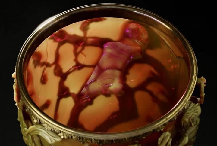 Ao adicionar diferentes líquidos, como água, óleo, e soluções de açúcar ou sal, observaram mudanças de cor: água gerava tons verde-claros, enquanto óleo produzia vermelho. 