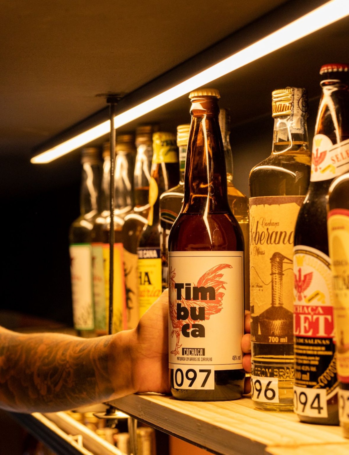 As cachaças no Timbuca são numeradas, afinal, são 166 rótulos comercializados lá As cachaças no bar Timbuca são numeradas, afinal, são 166 rótulos comercializados lá