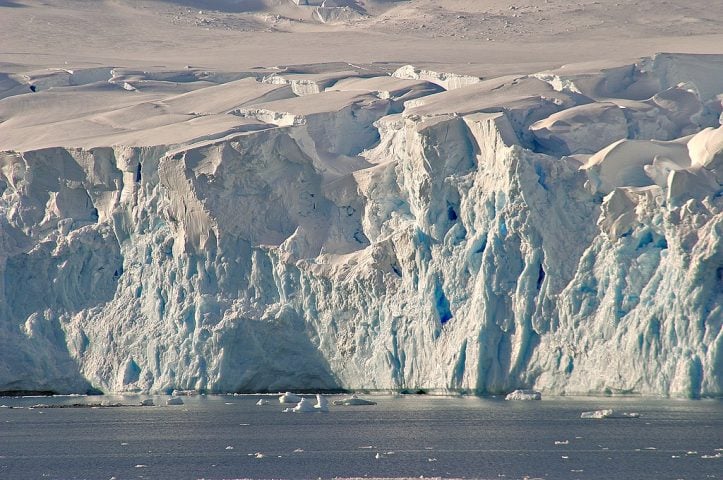 O aumento das temperaturas atmosféricas e oceânicas tem acelerado o derretimento das geleiras, principalmente na Antártida Ocidental, onde a base de algumas camadas de gelo está abaixo do nível do mar.