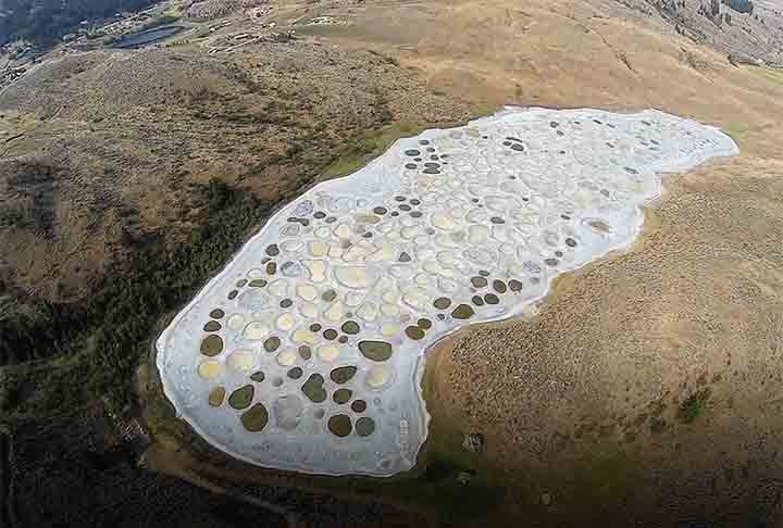 Lago de bolinhas (Spotted Lake), Canadá: Localizado na região de Osoyoos, na Colúmbia Britânica, esse lago é famoso pelas suas manchas distintas que se tornam visíveis durante os meses de verão.