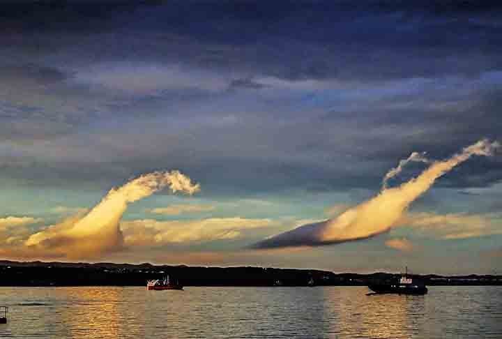 Esse tipo de nuvem surge quando duas camadas de ar com diferentes densidades e velocidades se encontram. A camada superior, geralmente mais rápida e menos densa, "rola" sobre a camada inferior, criando as ondulações. 