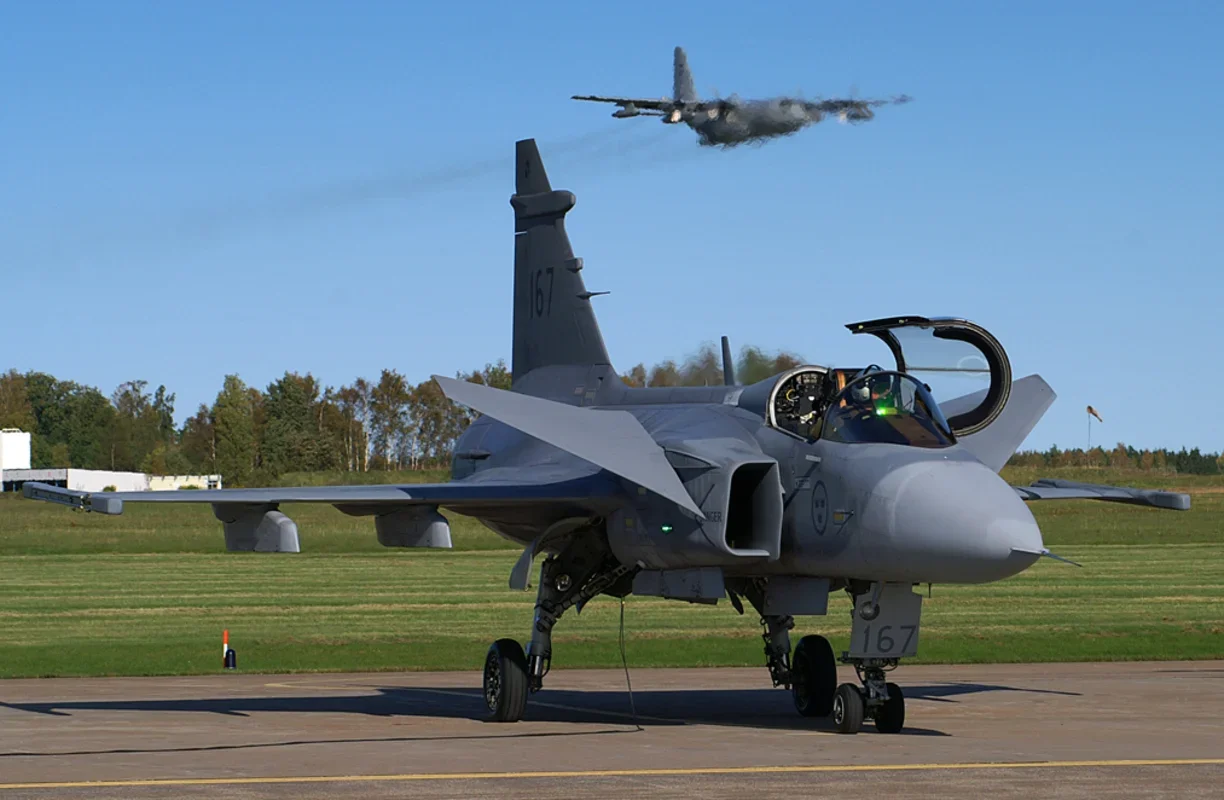 A previsÃ£o Ã© que atÃ© 2027 o Brasil receba um total de 36 aeronaves modelo F-39 Gripen.