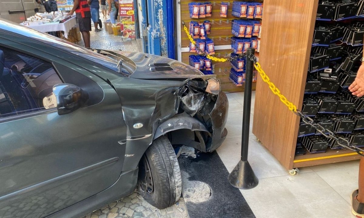 Carro ficou com parte da frente danificada e foi parar dentro da loja -  (crédito: Lucas Araújo/Rádio Tupi FM)