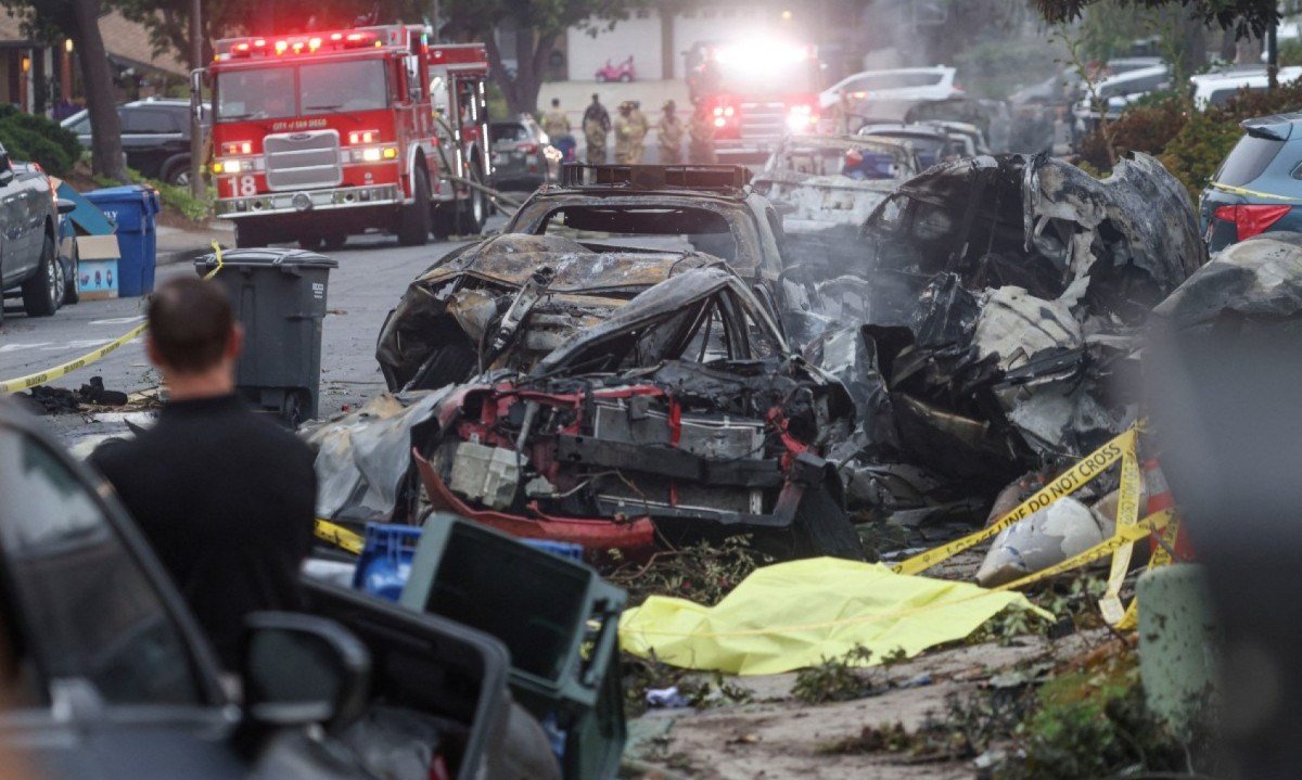Uma fila de carros queimados se formou na rua onde avião caiu, atingindo também casas do bairro residencial