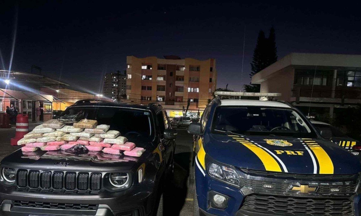 Foram apreendidos o carro, 26 barras de maconha e um revólver -  (crédito: PRF/Divulgação)