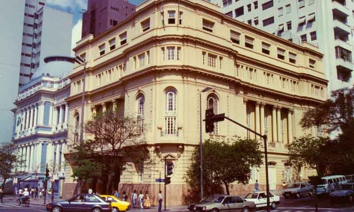 Localizado na esquina das avenidas Álvares Cabral e Afonso Pena, o clube foi palco de inúmeras festas de casamento, bailes de debutantes e de carnaval - (crédito: Arquivo EM) Localizado na esquina das avenidas Álvares Cabral e Afonso Pena, o clube foi palco de inúmeras festas de casamento, bailes de debutantes e de carnaval - (crédito: Arquivo EM)