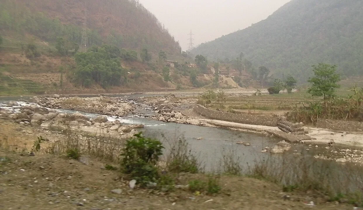A singularidade do Nepal, desde suas paisagens deslumbrantes até sua complexa estrutura social, o torna um lugar de interesse contínuo e reverência global.-Brian Dell - wikimedia commons