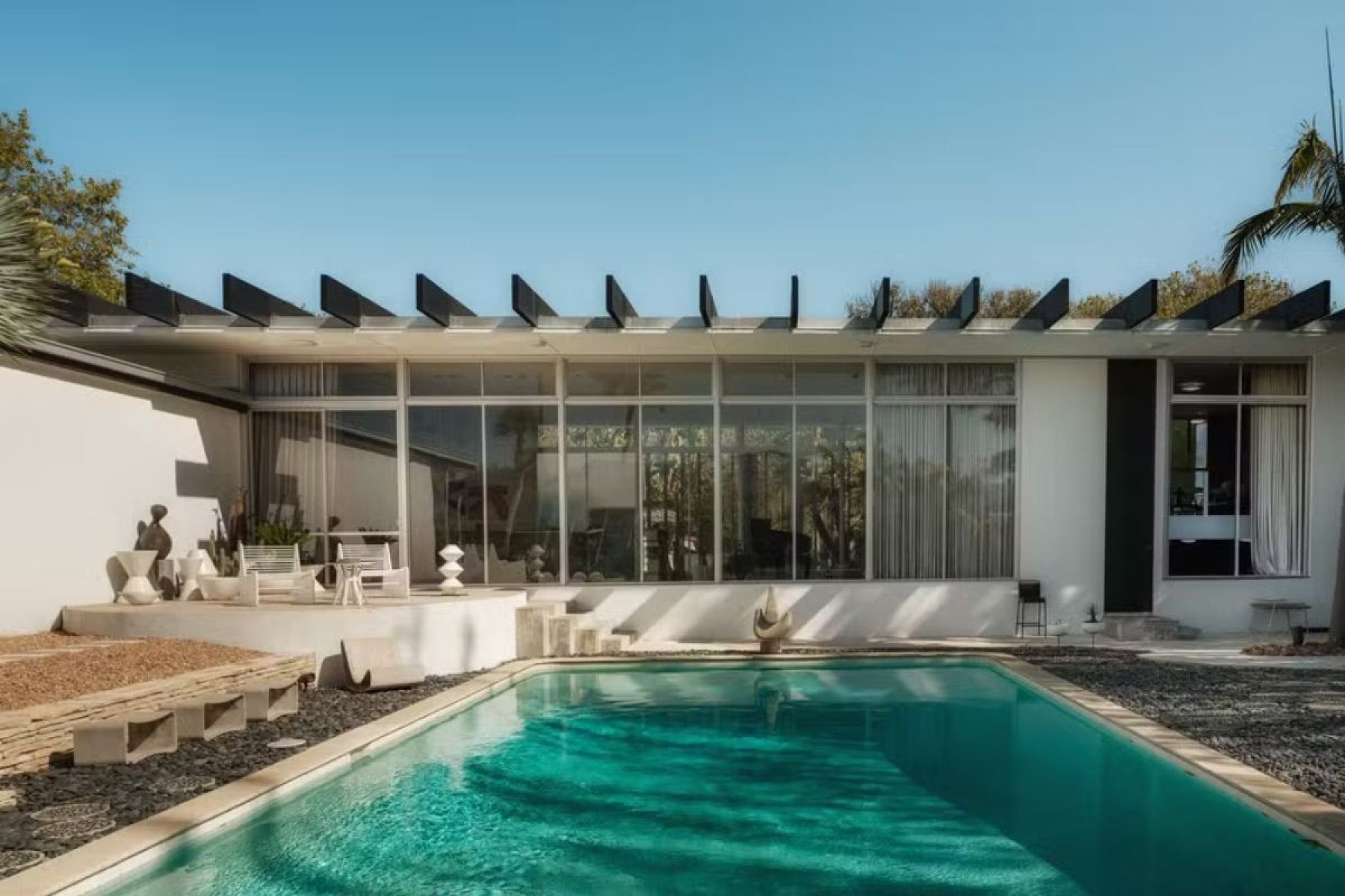 A casa passou por uma cuidadosa reforma estética conduzida pelo casal de arquitetos Michael e Gabrielle Boyd, atuais proprietários do imóvel
-Matthew Momberger