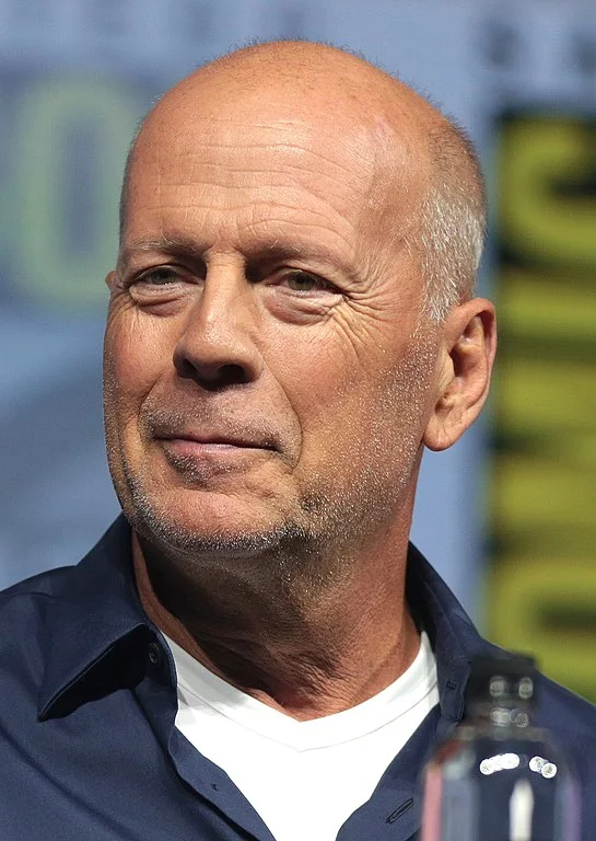 Nascido na Alemanha, em 1955, Bruce Willis se tornou um consagrado ator e produtor ao longo de mais de 40 anos de carreira.-Gage Skidmore/Wikimedia Commons 