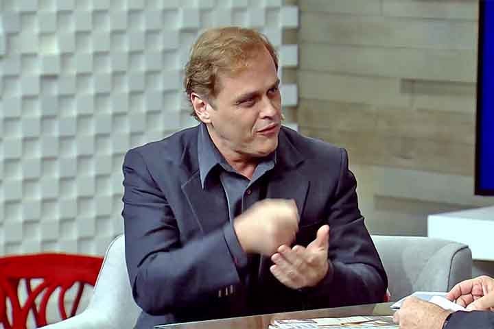 Em novembro de 1994, adquiriu os direitos do best seller "ChatÃŽ, O Rei do Brasil", obra de Fernando Morais sobre o magnata das telecomunicaÃ§Ãµes do Brasil Assis Chateaubriand.