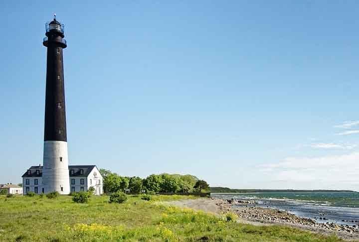 Saaremaa Ã© a maior das ilhas da EstÃ³nia e do ArquipÃ©lago Moonsund, no Mar BÃ¡ltico, na entrada do Golfo de Riga. A ilha tem cerca de 40.000 habitantes, dos quais 16.000 na maior cidade, Kuressaare. 