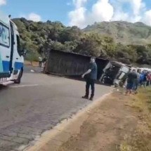 Vídeo: caminhão tomba e interdita BR-040 em Ouro Preto - Redes sociais