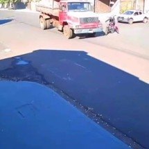 Vídeo: ciclista avança 'pare' e colide com caminhão em cidade mineira - Redes sociais/Reprodu&ccedil;&atilde;o