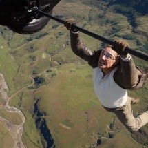 'Missão Impossível': as proezas do corpo humano por trás das acrobacias de Tom Cruise aos 62 anos - Mehdi Taamallah/NurPhoto via Getty Images