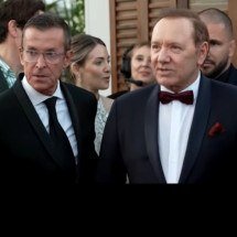Execrado em Hollywood por acusação sem provas – e inocentado 6 anos depois – Kevin Spacey é homenageado e chora - Reprodução de vídeo 