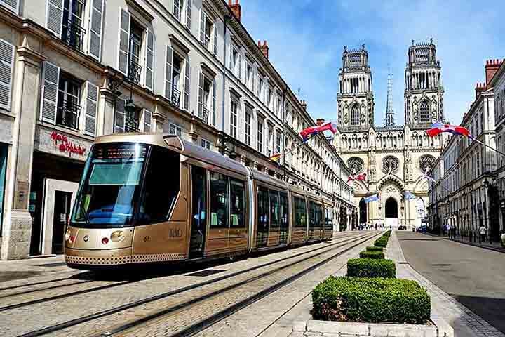 OrlÃ©ans tambÃ©m ostenta uma excelente infraestrutura de transporte, bem conectada a Paris, que estÃ¡ situada a cerca de 120 km de distÃ¢ncia.
