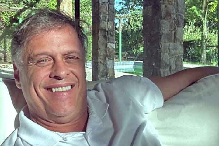"Morar em casa não é fácil, ainda mais pra alguém que não gosta de viver rodeado de empregados. Eles vêm aqui de tempos em tempos, ajudam a estabilizar a 'bagunça organizada' e a colocar principalmente o jardim em ordem. O resto eu dou conta: roupa, comida, poeira, crianças", disse.