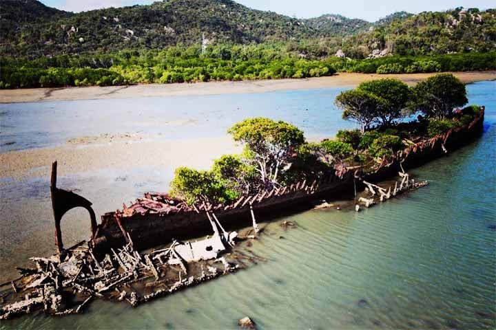 A costa leste da AustrÃ¡lia Ã© rota frequente de ciclones, um fenÃŽmeno que acelera a desintegraÃ§Ã£o dos cascos do navio. 
