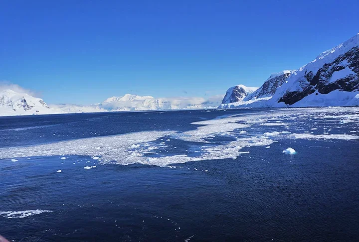 Além de continente mais frio do mundo, a Antártida também é o mais seco. As chuvas são tão raras que o continente é conhecido como "deserto polar". A Antártida rodeia o Polo Sul. 