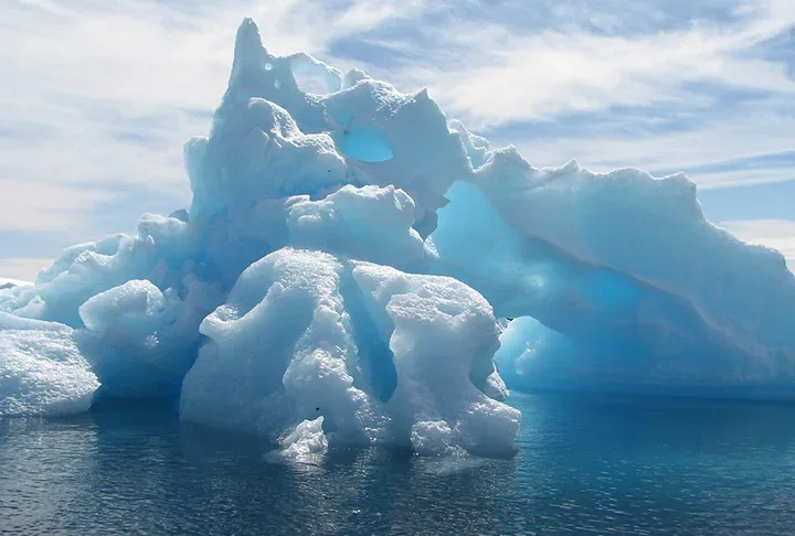 Durante 27 dias, o submarino mapeou a região subglacial, revelando uma paisagem complexa com formações nunca antes vistas, como picos, vales e formações semelhantes a dunas, indicando a presença de fluxos de água e a influência da rotação da Terra.