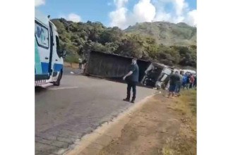 Vídeo: caminhão tomba e interdita BR-040 em Ouro Preto