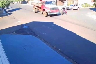 Vídeo: ciclista avança 'pare' e colide com caminhão em cidade mineira