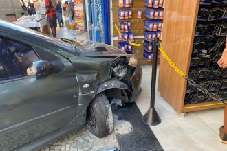 Carro desgovernado atropela três e invade loja