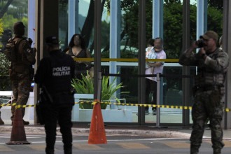 Bombas com homem Na porta de ministério tinham pólvora, parafuso e prego