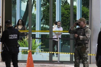 Homem que estava com bomba na frente de ministério é preso