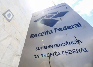 Para identificar as pendências, é preciso ir em "Verificar avisos e erros", no programa do IR -  (crédito: Marcelo Camargo/Agência Brasil)