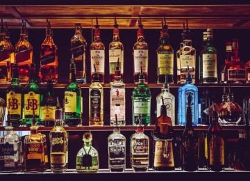 Bebidas alcoólicas podem, em especial as destiladas, ser adulteradas com metanol, produto industrial altamente tóxico que pode levar à cegueira e até a morte -  (crédito: Chris F/Pexels)