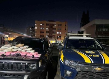 Foram apreendidos o carro, 26 barras de maconha e um revólver -  (crédito: PRF/Divulgação)