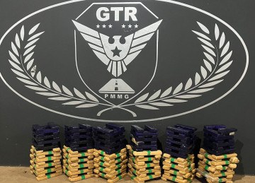 Polícia apreendeu 214 barras de maconha. Droga é avaliada em R$ 500 mil -  (crédito: PMMG/Divulgação)