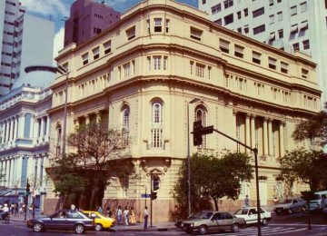 Localizado na esquina das avenidas Álvares Cabral e Afonso Pena, o clube foi palco de inúmeras festas de casamento, bailes de debutantes e de carnaval -  (crédito: Arquivo EM)