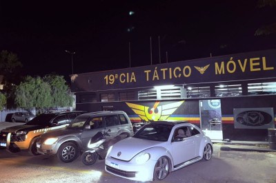 Dois carros e uma moto, além de drogas e armas, integram lista de apreensões  -  (crédito: PMMG)