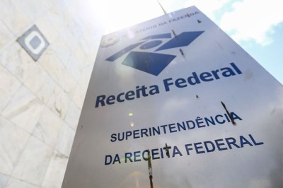 Para identificar as pendências, é preciso ir em "Verificar avisos e erros", no programa do IR -  (crédito: Marcelo Camargo/Agência Brasil)