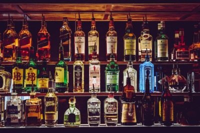 Bebidas alcoólicas podem, em especial as destiladas, ser adulteradas com metanol, produto industrial altamente tóxico que pode levar à cegueira e até a morte -  (crédito: Chris F/Pexels)