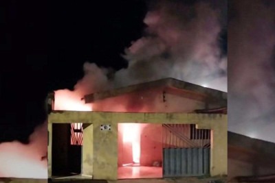 A casa foi encontrada com diversos focos de incêndio -  (crédito: Divulgação/CBMMG)