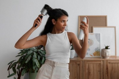 A escovação regular distribui a oleosidade natural da raiz até as pontas, reduz o frizz, ativa a circulação do couro cabeludo e previne a quebra -  (crédito: Freepik)