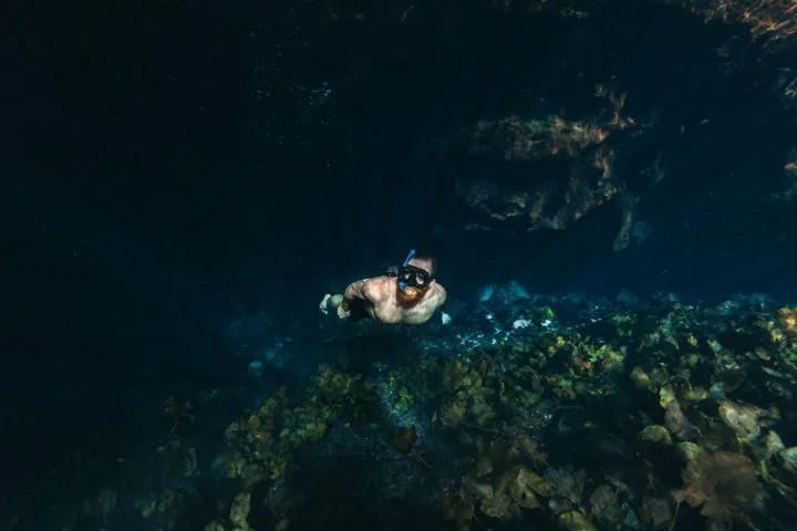 Cavernas submarinas são locais fascinantes e intrigantes que sempre despertam a curiosidade de especialistas e aventureiros do mundo todo. -  (crédito: Jakob Owens Unsplash)