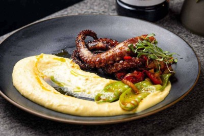 Polvo a la Gallega com Mousseline de Baroa e Piperade ao Limão Siciliano -  (crédito: Victor Schwaner/Divulgação)