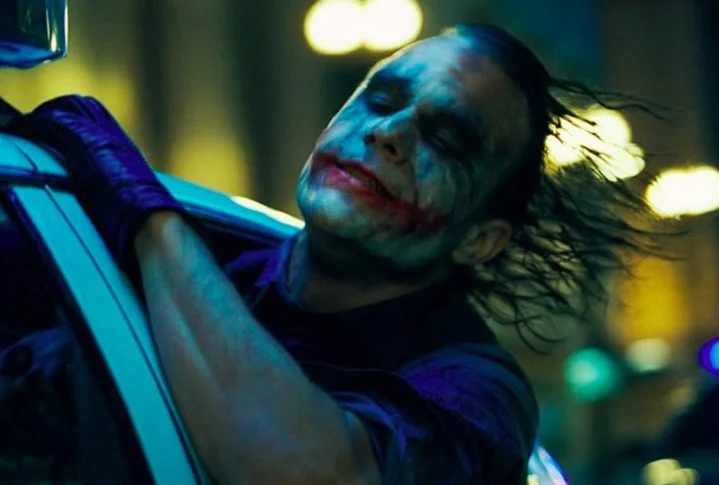 O documentário sobre Heath Ledger revelou que o ator criou a mania de lamber os beiços para o personagem Coringa porque queria se livrar de um transtorno. Só que acabou funcionando com perfeição.  -  (crédito: Reprodução / Batman: O Cavaleiro das Trevas)