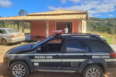 A perícia foi à propriedade e encontraram a casa remexida, com manchas de sangue no chão e nas paredes -  (crédito: Reprodução PCMG)