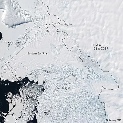 Esse glaciar é o maior do mundo — tem o tamanho do estado americano da Flórida — e também é o mais instável e vulnerável, justamente porque fica numa área em que uma inclinação faz com que as águas do mar causem um derretimento.