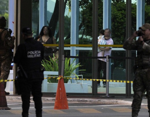  22/05/2025. Crédito: Minervino Júnior/CB/D.A Press. Brasil.  Brasilia - DF. Ameaça de bomba no Ministério dos direitos humanos. Homem com esposa e duas filhas na entrada do prédio. -  (crédito: Minervino Júnior/CB/D.A.Press)