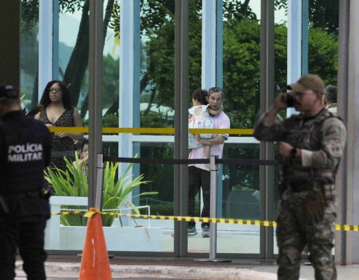 O homem está acompanhado da esposa e de duas filhas e estaria usando como escudo uma das crianças -  (crédito: Minervino Júnior/CB/D.A.Press)