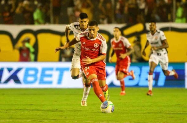 VITOR GABRIEL – Fazia jogo correto e seguro até sair machucado com apenas 25 minutos de jogo. Entrou Juninho. NOTA: 5,5. Foto: Ricardo Duarte/Internacional 
