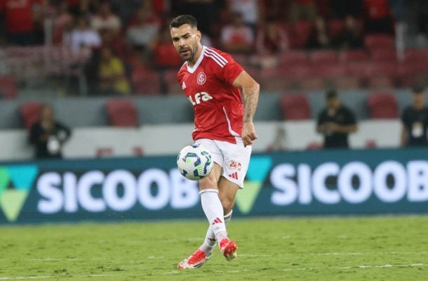 BRUNO HENRIQUE – Apesar da atuação discreta, teve uma boa performance, fechando espaços e distribuindo o jogo. Saiu na reta final, dando vaga a Thiago Maia. NOTA: 6,0. Foto: Ricardo Duarte/Internacional