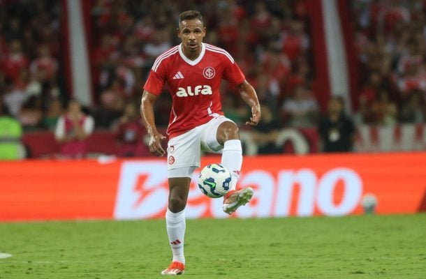 FERNANDO – Com o Maracanã sem sucesso na criação e no ataque, apareceu iniciando jogadas e teve um jogo correto. NOTA: 6,0. Foto: Ricardo Duarte/Internacional 