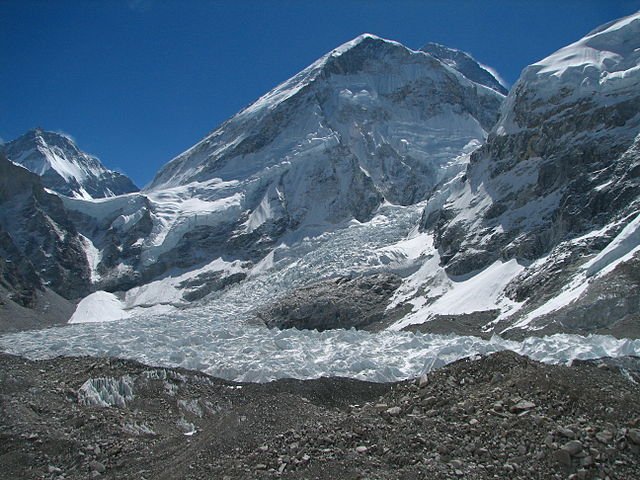 Além do Everest, o Nepal abriga oito das dez montanhas mais altas do mundo, bem como o cânion mais profundo, a Garganta do Kali Gandaki, que se estende verticalmente por 4.375 metros.-McKay Savage  wikimedia commons 
